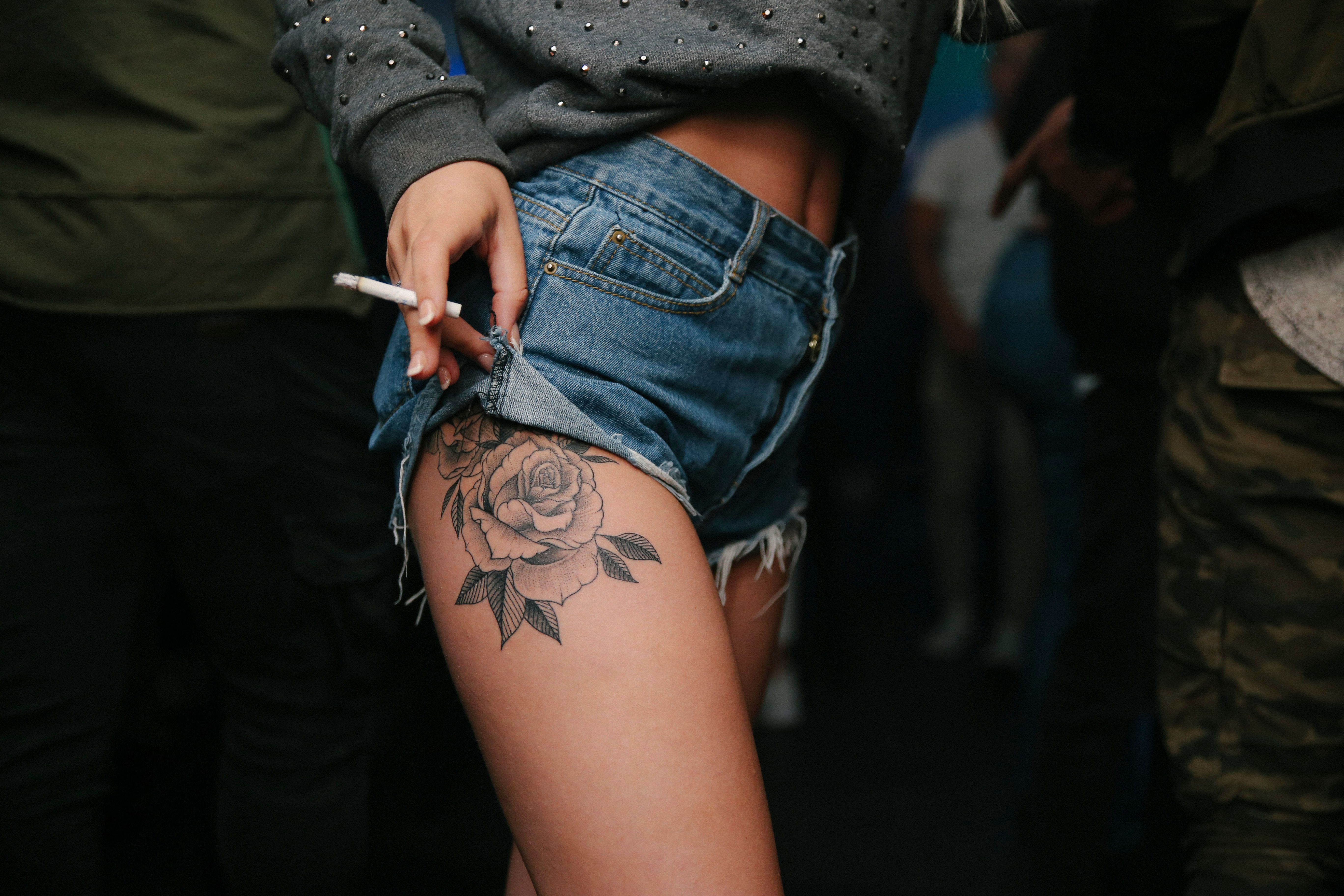 Tatuagem de rosa no antebraço